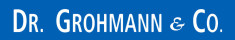 Blauer Hintergrund mit weißen Schriftzug "Dr. Grohmann & Co."