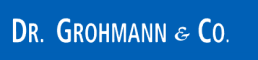 Blauer Hintergrund mit weißem Text: "Dr. Grohmann & Co."