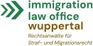 Logo des Immigration Law Office Wuppertal mit grünen Pfeilen, grünem und braunem Text, und dem Slogan "Rechtsanwälte für Straf- und Migrationsrecht".