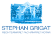 Ein blauer, stilisierter Gebäudeeingang mit Bäumen im Vordergrund, darunter der Name "Stephan Grigat" und die Berufsbezeichnung "Pferdewirtschaftsmeister Notar".