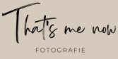 "That’s me now" Schriftzug mit dem Wort "Fotografie" darunter auf beigem Hintergrund.