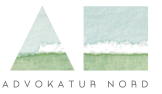 Ein Logo mit einem grünen, blauen und weißen Wasserfarben-Hintergrund, bestehend aus einem Dreieck und einem Quadrat, darunter der Schriftzug "ADVOKATUR NORD".