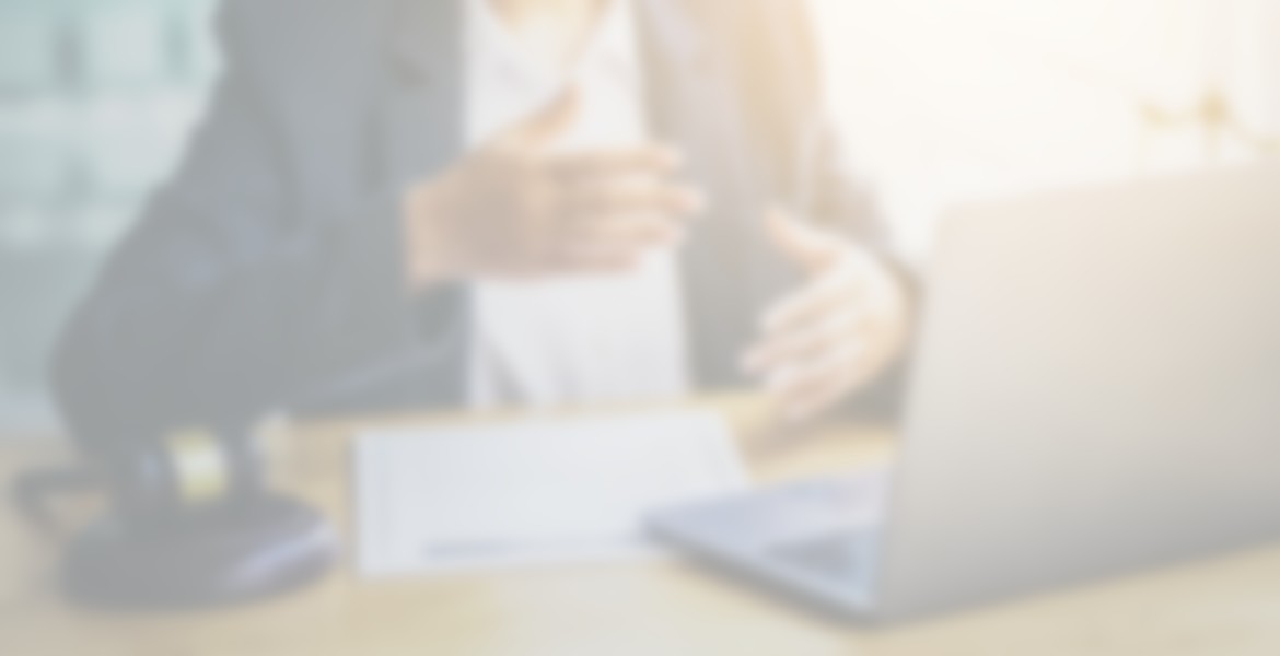 Anwältin Schreibtisch Vertrag