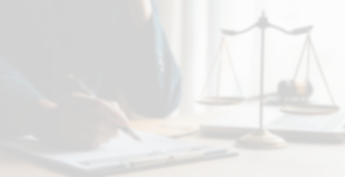 buehne Anwalt Schreibtisch Waage Stift