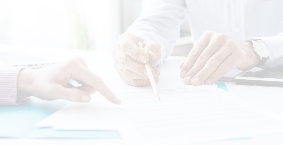 vertrag erklären beratung hand stift