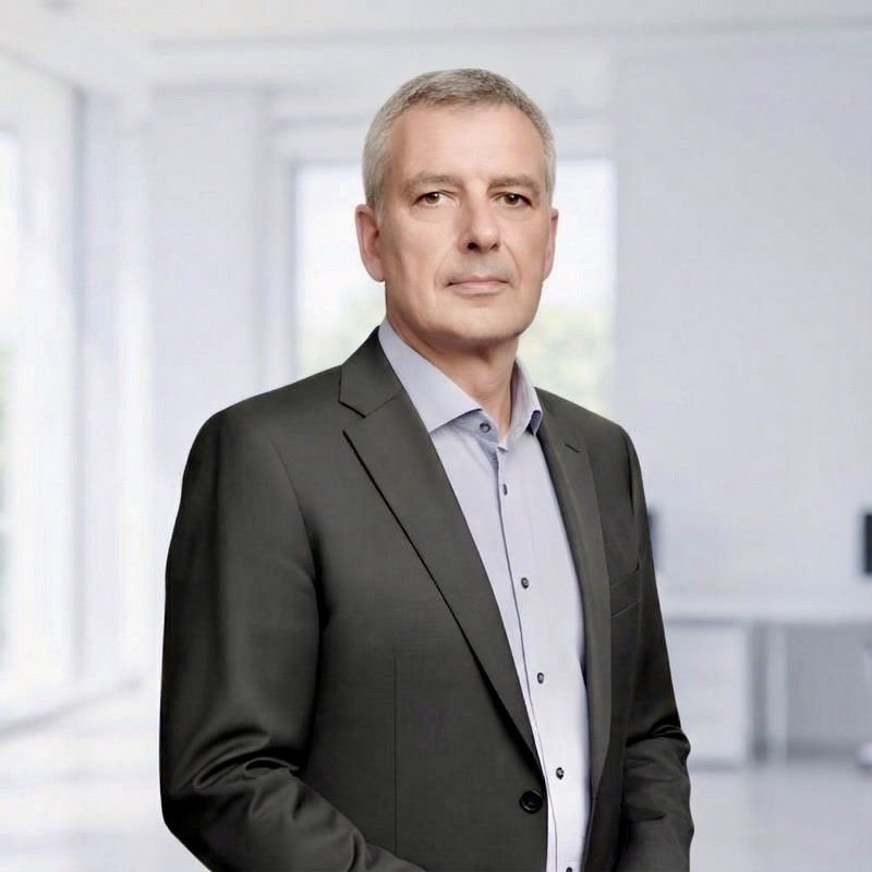 Geschäftsmann in Anzug in einem modernen Büro.