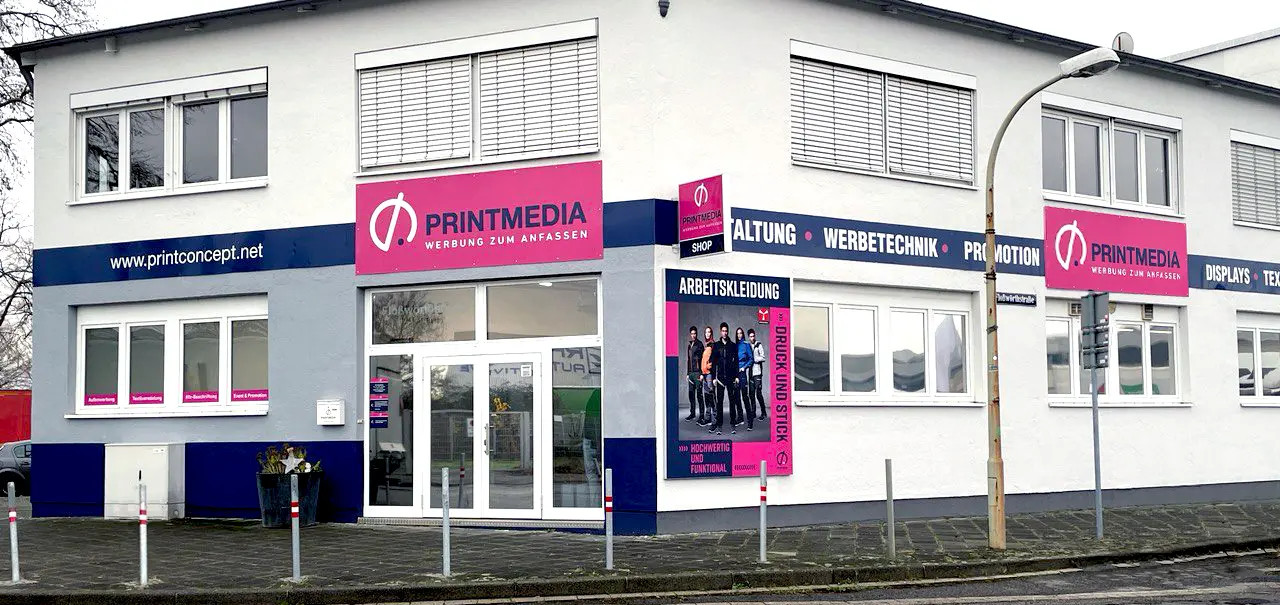 Gebäude mit Beschilderung für Printmedia, Werbetechnik und Druckdienstleistungen.
