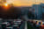 Stau auf einer Stadtstraße bei Sonnenuntergang.