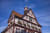 Historisches Fachwerkhaus unter blauem Himmel